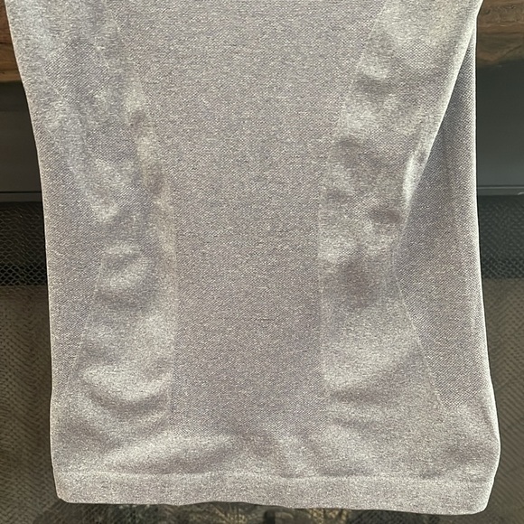 Nike sleeveless gray workout top. Size Medium - Picture 6 of 9